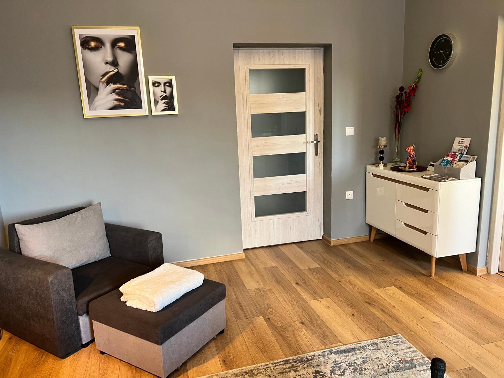 Wolnosci 21 Jelenia Gora Apartment Luaran gambar